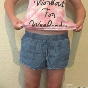 Stretchy baby blue jean styled shorts. 🐦